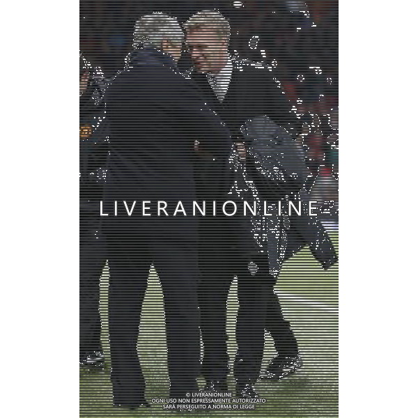 (131211) -- MANCHESTER, Dec. 11, 2013 () -- David Moyes (R), manager of Manchester United, shakes hands with Shakhtar Donetsk\'s head coach Mircea Lucescu ahead of the UEFA Champions League Group A match between Manchester United and Shakhtar Donetsk at Old Trafford Stadium in Manchester, Britain on Dec. 10, 2013. Manchester United won 1-0. (/Wang Lili) AG ALDO LIVERANI SAS ONLY ITALY