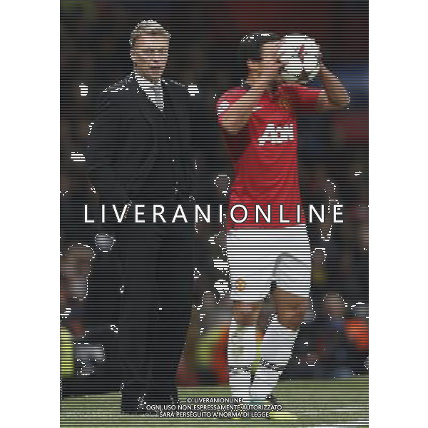 (131211) -- MANCHESTER, Dec. 11, 2013 () -- David Moyes (L), manager of Manchester United, gives instructions during the UEFA Champions League Group A match between Manchester United and Shakhtar Donetsk at Old Trafford Stadium in Manchester, Britain on Dec. 10, 2013. Manchester United won 1-0. (/Wang Lili) AG ALDO LIVERANI SAS ONLY ITALY
