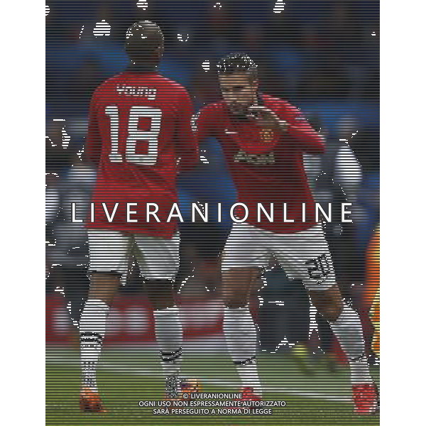 (131211) -- MANCHESTER, Dec. 11, 2013 () -- Robin van Persie (R) of Manchester United replaces teammate Ashley Young during the UEFA Champions League Group A match between Manchester United and Shakhtar Donetsk at Old Trafford Stadium in Manchester, Britain on Dec. 10, 2013. Manchester United won 1-0. (/Wang Lili) AG ALDO LIVERANI SAS ONLY ITALY
