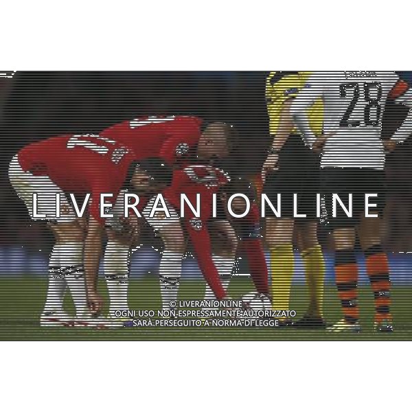 (131211) -- MANCHESTER, Dec. 11, 2013 () -- Wayne Rooney (3rd L) of Manchester United prepares a free-kick with teammates Ryan Giggs (1st L) and Alexander B® ttner (2nd L) during the UEFA Champions League Group A match between Manchester United and Shakhtar Donetsk at Old Trafford Stadium in Manchester, Britain on Dec. 10, 2013. Manchester United won 1-0.(/Wang Lili) AG ALDO LIVERANI SAS ONLY ITALY