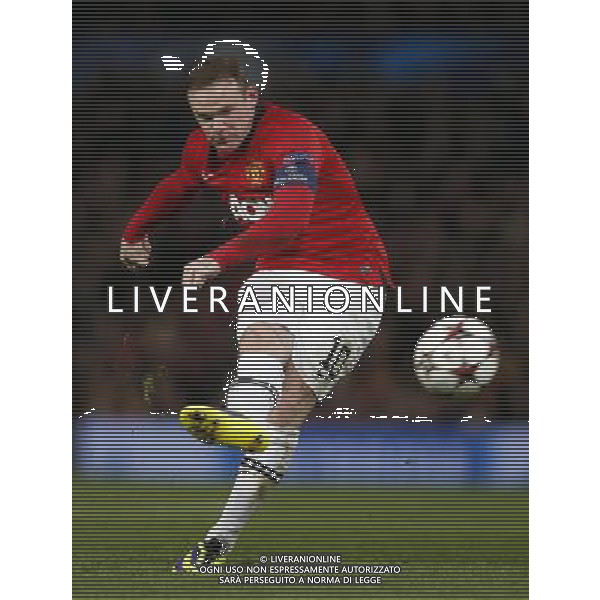 (131211) -- MANCHESTER, Dec. 11, 2013 () -- Wayne Rooney of Manchester United takes a free kick during the UEFA Champions League Group A match between Manchester United and Shakhtar Donetsk at Old Trafford Stadium in Manchester, Britain on Dec. 10, 2013. Manchester United won 1-0. (/Wang Lili) AG ALDO LIVERANI SAS ONLY ITALY