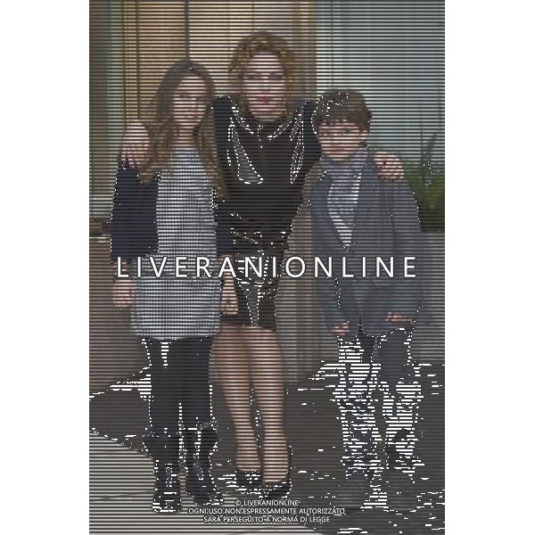 Roma - 12/12/2013 - Hotel Visconti - Photocall del film \' Indovina chi viene a Natale? \' - nella foto: Claudia Gerini con la figlia Rosa e con l\'attore Niccolo\' Calvagna che interpreta il figlio nel film / Ph. Fabrizio Corradetti - Ag. Aldo Liverani sas