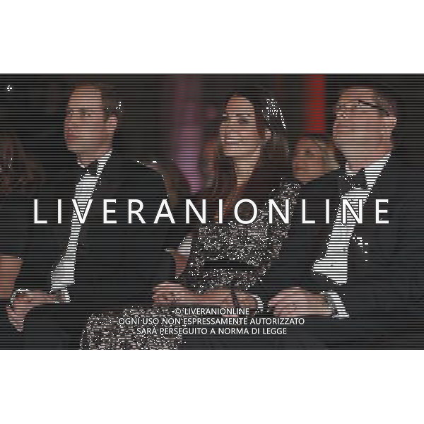 Britain\'s Prince William (L-R) and his wife Catherine, the Duchess of Cambridge, sit with Natural History Museum Director Michael Dixon before a screening of \'David Attenborough\'s Natural History Museum Alive 3D\' at the museum in London December 11, 2013. ©photoshot/AGENZIA ALDO LIVERANI SAS - ITALY ONLY - REALI INGLESI: Il principe William e sua moglie Kate al Museo di Storia Naturale prima di una proiezione in 3D a Londra 11 dicembre 2013. 