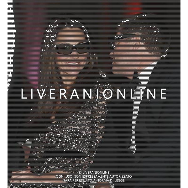 Catherine, the Duchess of Cambridge, talks with Natural History Museum Director Michael Dixon while wearing 3D glasses before a screening of \'David Attenborough\'s Natural History Museum Alive 3D\' at the museum in London December 11, 2013. ©photoshot/AGENZIA ALDO LIVERANI SAS - ITALY ONLY - REALI INGLESI: Il principe William e sua moglie Kate al Museo di Storia Naturale prima di una proiezione in 3D a Londra 11 dicembre 2013. 