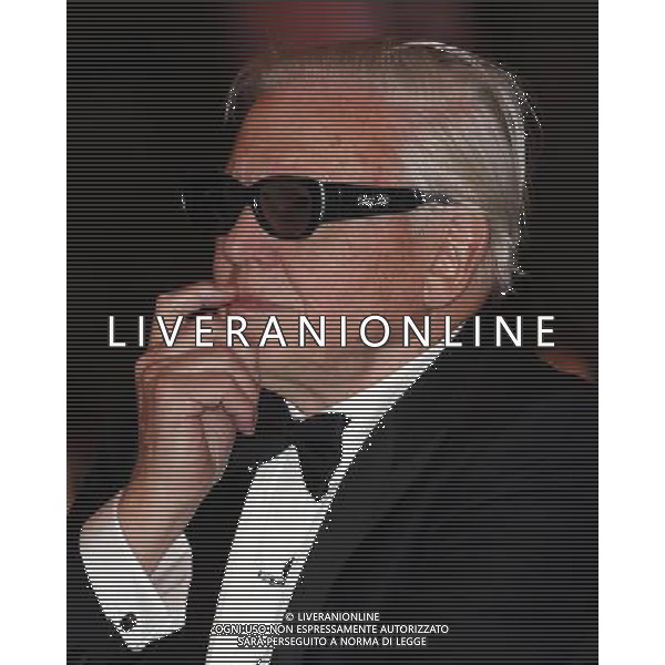 British naturalist David Attenborough wears 3D glasses before a screening of \'David Attenborough\'s Natural History Museum Alive 3D\' at the Natural History Museum in London December 11, 2013. ©photoshot/AGENZIA ALDO LIVERANI SAS - ITALY ONLY - REALI INGLESI: Il principe William e sua moglie Kate al Museo di Storia Naturale prima di una proiezione in 3D a Londra 11 dicembre 2013. 