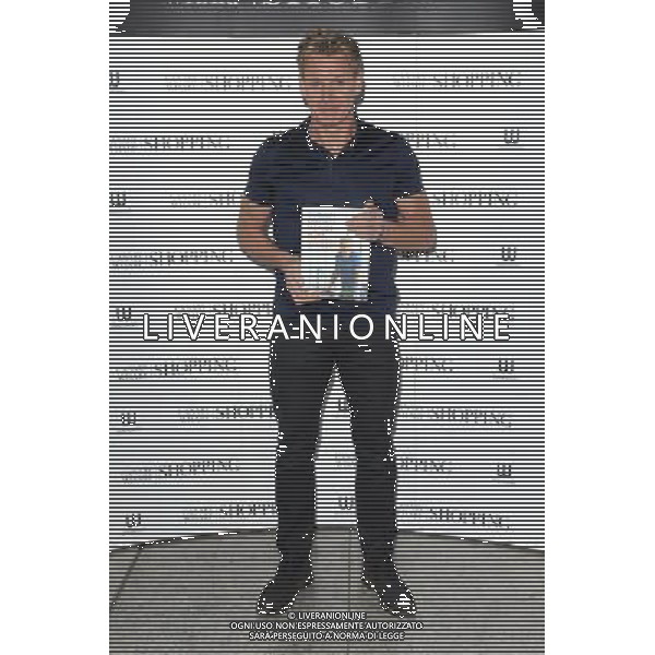 Gordon Ramsay signs copies of his new cookery book - Gordon Ramsay\'s Ultimate Home Cooking, a collection of easy recipes to cook at home, Waterstone\'s in Canary Wharf, London. 13th December 2013 AG ALDO LIVERANI SAS ONLY ITALY