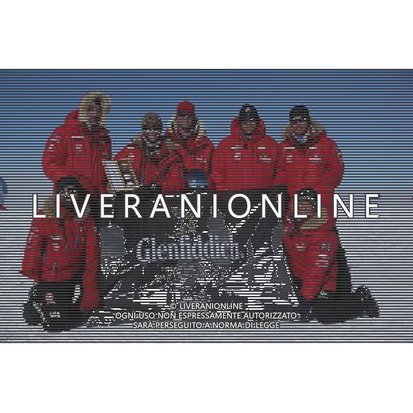 Walking with the Wounded handout photo of (left to right) Ibrar Ali, Conrad Dickenson, Guy Disney, Richard Ire, Duncan Slater, Prince Harry and Kate Philp, of Team UK standing with the South Pole between them, as they and their fellow adventurers reach the pole, as part of their Walking With The Wounded charity trek. After more than three weeks pulling sleds across the frozen wastes of Antarctica the group stood at the bottom of the world at midday. ©PHOTOSHOT/AGENZIA ALDO LIVERANI SAS - ITALY ONLY - EDITORIAL USE ONLY - REALI INGLESI: Il principe Harry con i compagni di avventura per raggiungere il Polo Sud, dopo piu\' di tre settimane che tirano le slitte attraverso le lande ghiacciate dell\'Antartide