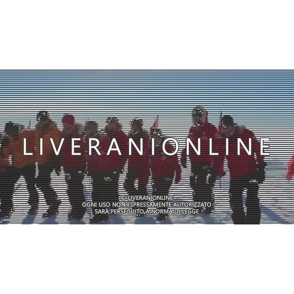 BEST QUALITY AVAILABLE Walking with the Wounded handout videograb image showing Prince Harry (right) and his fellow adventurers as they reach the South Pole, as part of their Walking With The Wounded charity trek. After more than three weeks pulling sleds across the frozen wastes of Antarctica the group stood at the bottom of the world at midday. ©PHOTOSHOT/AGENZIA ALDO LIVERANI SAS - ITALY ONLY - EDITORIAL USE ONLY - REALI INGLESI: Il principe Harry con i compagni di avventura per raggiungere il Polo Sud, dopo piu\' di tre settimane che tirano le slitte attraverso le lande ghiacciate dell\'Antartide
