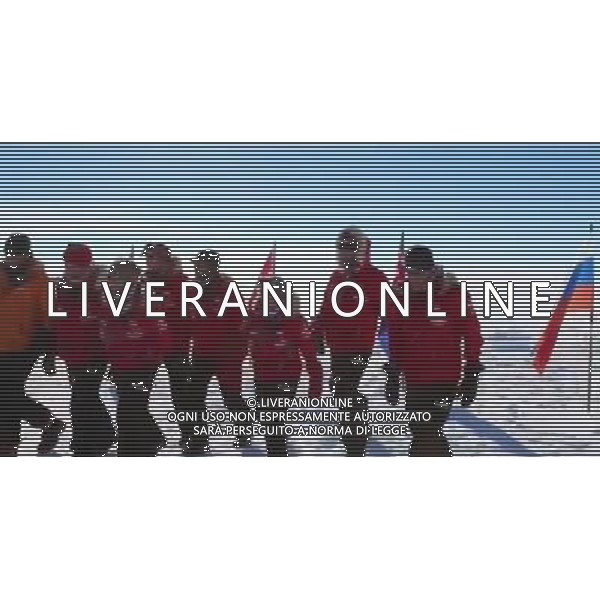 BEST QUALITY AVAILABLE Walking with the Wounded handout videograb image showing Prince Harry (right) and his fellow adventurers as they reach the South Pole, as part of their Walking With The Wounded charity trek. After more than three weeks pulling sleds across the frozen wastes of Antarctica the group stood at the bottom of the world at midday. ©PHOTOSHOT/AGENZIA ALDO LIVERANI SAS - ITALY ONLY - EDITORIAL USE ONLY - REALI INGLESI: Il principe Harry con i compagni di avventura per raggiungere il Polo Sud, dopo piu\' di tre settimane che tirano le slitte attraverso le lande ghiacciate dell\'Antartide