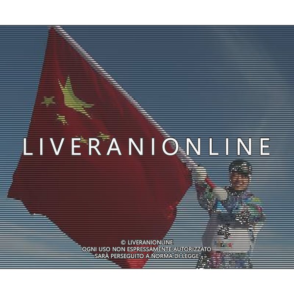 (131217) -- TRENTINO, Dec. 17, 2013 () -- Gold medal winner Li Shuang of China celebrates with Chinese national flag after the women\'s halfpipe competition of snowboard at the 26th Winter Universiade in Trentino, Italy, Dec. 17, 2013. (/Bai Xuefei) @Photoshot/Ag. Aldo Liverani s.a.s.-Only Italy-Editorial Use Only