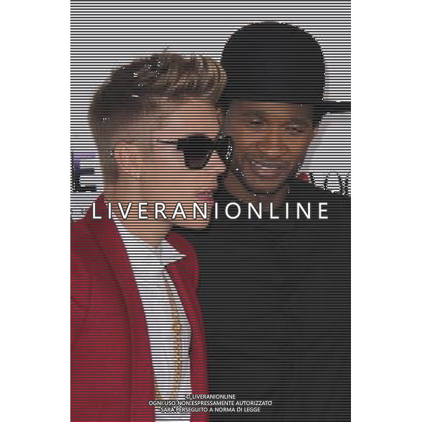 LOS ANGELES - DECEMBER 18: Justin Bieber, Usher at \'Justin Bieber\'s Believe\' Premiere on December 18 2013 in Los Angeles, California. (Photo by Martin Sloan) AG ALDO LIVERANI SAS ONLY ITALY