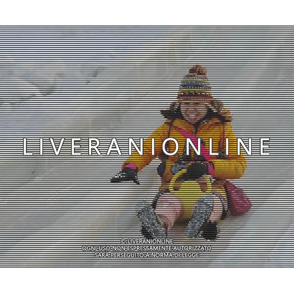 (140101) -- HARBIN, Jan. 1, 2014 () -- A visitor plays on an ice slide to celebrate the new year in Harbin, capital of northeast China\'s Heilongjiang Province, Jan. 1, 2014. (/Wang Song) (mp) ©photoshot/AGENZIA ALDO LIVERANI SAS - ITALY ONLY - La gente gioca sul ghiaccio per festeggiare il nuovo anno a Harbin, la capitale del nord-est della Cina della provincia di Heilongjiang, 1 gennaio 2014.
