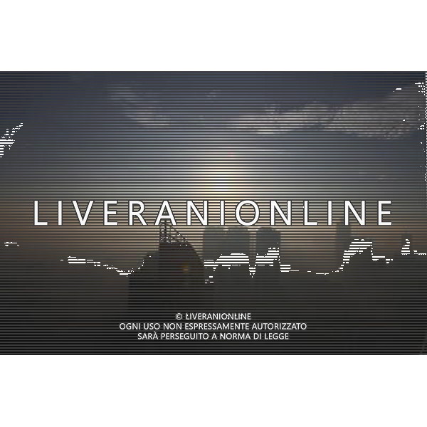 (140101) -- MANILA, Jan. 1, 2014. () -- Skyscrapers are blanketed in smog in Manila, the Philippines, Jan. 1, 2014. (/Rouelle Umali) ©photoshot/AGENZIA ALDO LIVERANI SAS - ITALY ONLY - Grattacieli ricoperti da nebbia prodotta dallo smog e inquinamneto a Manila, nelle Filippine, 1 gennaio 2014.