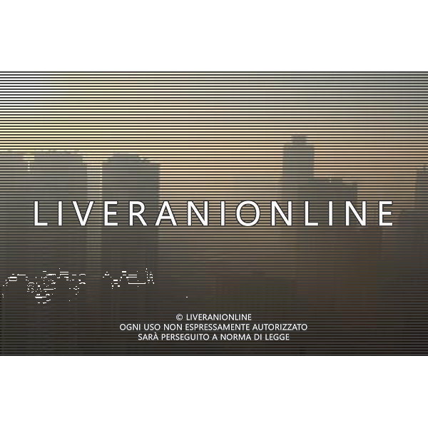 (140101) -- MANILA, Jan. 1, 2014. () -- Skyscrapers are blanketed in smog in Manila, the Philippines, Jan. 1, 2014. (/Rouelle Umali) ©photoshot/AGENZIA ALDO LIVERANI SAS - ITALY ONLY - Grattacieli ricoperti da nebbia prodotta dallo smog e inquinamneto a Manila, nelle Filippine, 1 gennaio 2014.