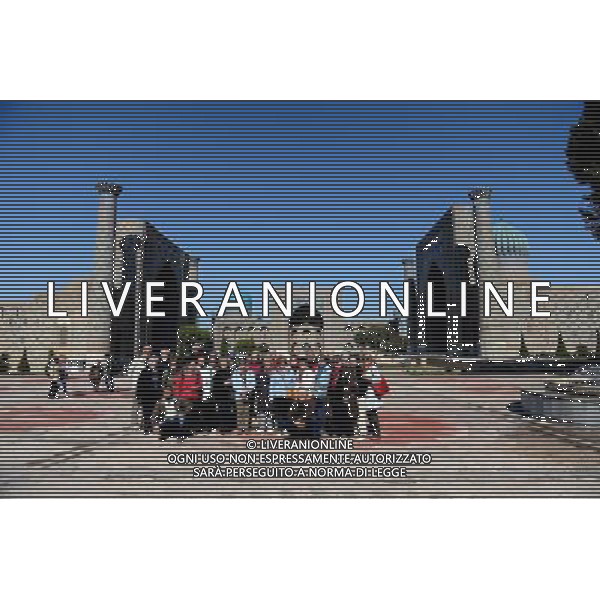 (140102) -- TASHKENT, Jan. 2, 2014 () -- Tourists take group photos in the Registan in Samarkand, Uzbekistan, Oct. 27, 2013. The Registan is the heart of the ancient city of Samarkand and it is consisted of three separate buildings including Madrasa of Ulugh Beg, Sher-Dor Madrasah, and Tilya-Kori Madrasah. Samarkand is the second largest city in Uzbekistan and the capital of Samarqand Province. It is an ancient city on the Silk Road and a melting port of the world\'s cultures. It is listed as one of the World Heritage Sites by UNESCO in 2001. (/Sadat) (dzl) ©photoshot/AGENZIA ALDO LIVERANI SAS - ITALY ONLY - L\'antica citta\' di Samarcanda costituita da tre edifici separati Compresa la Madrasa di Ulugh Beg, Sher-Dor e Kori-Tilya in Uzbekistan sulla Via della Seta, indicato come uno dei siti del patrimonio mondiale dell\'Umanita\' dall\'UNESCO nel 2001.