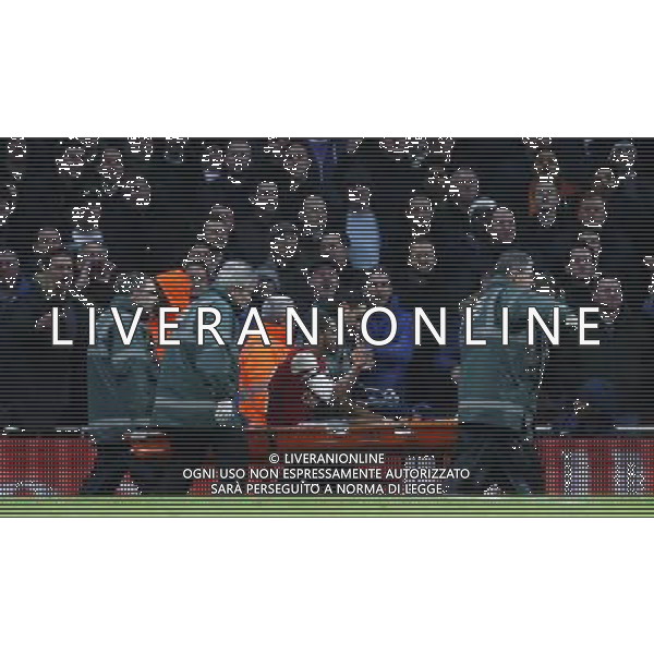 (140105) -- LONDON, Jan. 5, 2014 () -- Injured Theo Walcott of Arsenal gestures as he is carried off on a stretcher when Tottenham Hotspur abuse him during FA Cup Third Round match between Arsenal and Tottenham Hotspur at Emirates Stadium in London, Britain on Jan. 4, 2014. Arsenal won 2-0. (/Wang Lili) FOR EDITORIAL USE ONLY. NOT FOR SALE FOR MARKETING OR ADVERTISING CAMPAIGNS. NO USE WITH UNAUTHORIZED AUDIO, VIDEO, DATA, FIXTURE LISTS, CLUBLEAGUE LOGOS OR LIVE SERVICES. ONLINE IN-MATCH USE LIMITED TO 45 IMAGES, NO VIDEO EMULATION. NO USE IN BETTING, GAMES OR SINGLE CLUBLEAGUEPLAYER PUBLICATIONS. AG ALDO LIVERANI SAS ONLY ITALY