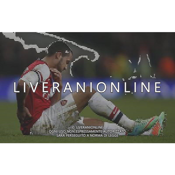 (140105) -- LONDON, Jan. 5, 2014 () -- Theo Walcott of Arsenal gets injured during FA Cup Third Round match between Arsenal and Tottenham Hotspur at Emirates Stadium in London, Britain on Jan. 4, 2014. Arsenal won 2-0. (/Wang Lili) FOR EDITORIAL USE ONLY. NOT FOR SALE FOR MARKETING OR ADVERTISING CAMPAIGNS. NO USE WITH UNAUTHORIZED AUDIO, VIDEO, DATA, FIXTURE LISTS, CLUBLEAGUE LOGOS OR LIVE SERVICES. ONLINE IN-MATCH USE LIMITED TO 45 IMAGES, NO VIDEO EMULATION. NO USE IN BETTING, GAMES OR SINGLE CLUBLEAGUEPLAYER PUBLICATIONS. AG ALDO LIVERANI SAS ONLY ITALY