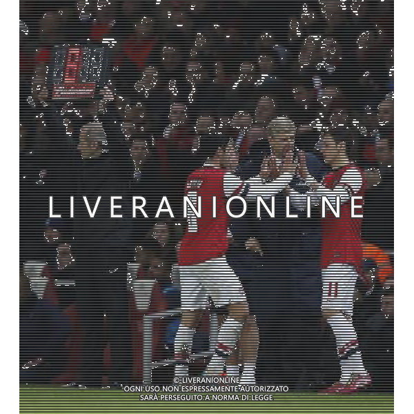 (140105) -- LONDON, Jan. 5, 2014 () -- Arsene Wenger (2nd R), manager of Arsenal, gives Mesut Ozil (1st R) of Arsenal instructions as he replaces Mikel Arteta during FA Cup Third Round match between Arsenal and Tottenham Hotspur at Emirates Stadium in London, Britain on Jan. 4, 2014. Arsenal won 2-0. (/Wang Lili) FOR EDITORIAL USE ONLY. NOT FOR SALE FOR MARKETING OR ADVERTISING CAMPAIGNS. NO USE WITH UNAUTHORIZED AUDIO, VIDEO, DATA, FIXTURE LISTS, CLUBLEAGUE LOGOS OR LIVE SERVICES. ONLINE IN-MATCH USE LIMITED TO 45 IMAGES, NO VIDEO EMULATION. NO USE IN BETTING, GAMES OR SINGLE CLUBLEAGUEPLAYER PUBLICATIONS. AG ALDO LIVERANI SAS ONLY ITALY