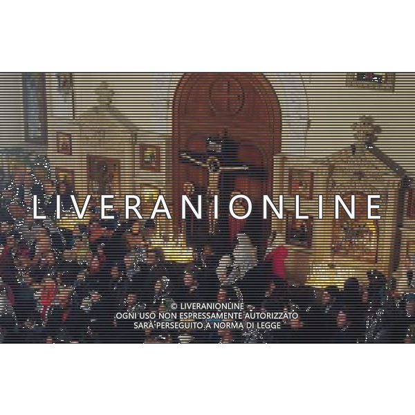 (140107) -- BAKU, Jan. 7, 2014 () -- People attend a Christmas mass in Baku, capital of Azerbaijan, on Jan. 7, 2013. In accordance with the Julian calendar which was introduced by Julius Caesar in 45 B.C., the Orthodox Christmas takes place on Jan. 7, 13 days after the Western Christmas. (/Tofik Babayev) ©photohsot/AGENZIA ALDO LIVERANI SAS - ITALY ONLY - Festeggiamenti del natale ortodosso 7 gennaio 2014 in conformita\' con il calendario giuliano che e\' stato introdotto da Giulio Cesare nel 45 aC, che cade 13 giorni dopo il Natale occidentale.