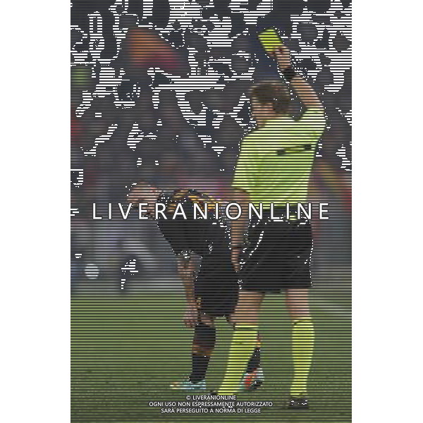 Roma - 09/01/2014 - Stadio Olimpico - TIM CUP 2013-2014 - Ottavi di finale - Roma vs Sampdoria - nella foto: l\'arbitro Dino Tommasi ammonisce Nainggolan / Ph. Fabrizio Corradetti - Ag. Aldo Liverani sas