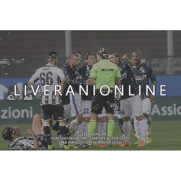 UDINESE - INTER COPPA ITALIA TIM CUP 09 GENNAIO 2014 NELLA FOTO LE PROTESTE DEI GIOCATORI DELL\'INTER CON L\'ARBITRO DOPO L\'AMMONIZIONE ©GARBUIO/AGENZIA ALDO LIVERANI SAS