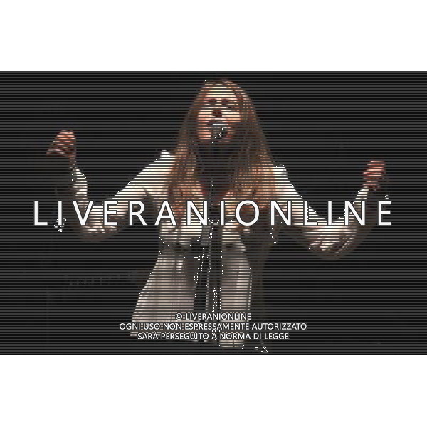 Livorno Nada presenta il suo nuovo disco alla Goldonetta.Occupo Poco Spazio\', il nuovo lavoro di Nada, in uscita a marzo per Santeria (distribuzione Audioglobe), sarà presentato a Livorno il 9 gennaio, alle 21.00, al teatro La Goldonetta. Il concerto della cantante livornese conclude, con un evento di assoluta qualità musicale, le iniziative di “Sonata di Mare”, la fortunata manifestazione promossa dalla Provincia di Livorno e dai Comuni del territorio nell’ambito dell’omonimo programma transfrontaliero. Il disco, coraggioso e affascinante, prosegue l’ originale percorso creativo tra canzone d\'autore, rock\'n\'roll e letteratura di Nada Malanima. La cantante ha, infatti, creato un\'opera di grande intensità, in cui il richiamo alla tradizione musicale italiana (su tutti Piero Ciampi) si fonde allo spirito libero che la contraddistingue. Già capitolo fondamentale nella discografia dell\'artista livornese, \'Occupo Poco Spazio\' contiene dentro il suo guscio stilisticamente elegante un\'energica anima punk che dà vita ad un pop colto e graffiante che sicuramente lascerà il segno nell\'ascoltatore. Suonato in presa diretta da una piccola orchestra di musicisti fra i più apprezzati nel panorama indipendente italiano, qui magistralmente diretti da Enrico Gabrielli, il disco racconta di storie piccole e grandi, di amori silenziosi, di solitudini, di scelte di vita difficili in un mondo che sembra aver dimenticato il significato più vero della parola Anima. Nel concerto Nada sarà accompagnata, come ormai succede da due anni, dai Criminal Jokers, gruppo nato fra Pisa e Livorno, ai quali si aggiungeranno altri musicisti per una formazione inedita composta da: Nada, voce; Francesco Motta, tastiere; Francesco Pellegrini, chitarre; Ugo Nativi, batteria; Tony Cattano, trombone e Luciano Turella, viola. Dal luglio scorso le iniziative di \'Sonata di mare\' hanno animato la provincia di Livorno, in particolare nei comuni di Livorno, Cecina, Piombino e Portoferraio.