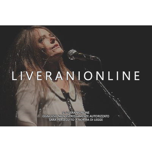 Livorno Nada presenta il suo nuovo disco alla Goldonetta.Occupo Poco Spazio\', il nuovo lavoro di Nada, in uscita a marzo per Santeria (distribuzione Audioglobe), sarà presentato a Livorno il 9 gennaio, alle 21.00, al teatro La Goldonetta. Il concerto della cantante livornese conclude, con un evento di assoluta qualità musicale, le iniziative di “Sonata di Mare”, la fortunata manifestazione promossa dalla Provincia di Livorno e dai Comuni del territorio nell’ambito dell’omonimo programma transfrontaliero. Il disco, coraggioso e affascinante, prosegue l’ originale percorso creativo tra canzone d\'autore, rock\'n\'roll e letteratura di Nada Malanima. La cantante ha, infatti, creato un\'opera di grande intensità, in cui il richiamo alla tradizione musicale italiana (su tutti Piero Ciampi) si fonde allo spirito libero che la contraddistingue. Già capitolo fondamentale nella discografia dell\'artista livornese, \'Occupo Poco Spazio\' contiene dentro il suo guscio stilisticamente elegante un\'energica anima punk che dà vita ad un pop colto e graffiante che sicuramente lascerà il segno nell\'ascoltatore. Suonato in presa diretta da una piccola orchestra di musicisti fra i più apprezzati nel panorama indipendente italiano, qui magistralmente diretti da Enrico Gabrielli, il disco racconta di storie piccole e grandi, di amori silenziosi, di solitudini, di scelte di vita difficili in un mondo che sembra aver dimenticato il significato più vero della parola Anima. Nel concerto Nada sarà accompagnata, come ormai succede da due anni, dai Criminal Jokers, gruppo nato fra Pisa e Livorno, ai quali si aggiungeranno altri musicisti per una formazione inedita composta da: Nada, voce; Francesco Motta, tastiere; Francesco Pellegrini, chitarre; Ugo Nativi, batteria; Tony Cattano, trombone e Luciano Turella, viola. Dal luglio scorso le iniziative di \'Sonata di mare\' hanno animato la provincia di Livorno, in particolare nei comuni di Livorno, Cecina, Piombino e Portoferraio.