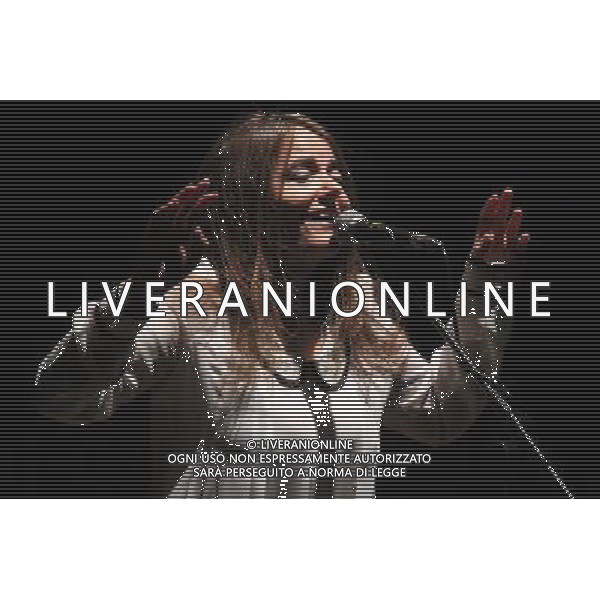 Livorno Nada presenta il suo nuovo disco alla Goldonetta.Occupo Poco Spazio\', il nuovo lavoro di Nada, in uscita a marzo per Santeria (distribuzione Audioglobe), sarà presentato a Livorno il 9 gennaio, alle 21.00, al teatro La Goldonetta. Il concerto della cantante livornese conclude, con un evento di assoluta qualità musicale, le iniziative di “Sonata di Mare”, la fortunata manifestazione promossa dalla Provincia di Livorno e dai Comuni del territorio nell’ambito dell’omonimo programma transfrontaliero. Il disco, coraggioso e affascinante, prosegue l’ originale percorso creativo tra canzone d\'autore, rock\'n\'roll e letteratura di Nada Malanima. La cantante ha, infatti, creato un\'opera di grande intensità, in cui il richiamo alla tradizione musicale italiana (su tutti Piero Ciampi) si fonde allo spirito libero che la contraddistingue. Già capitolo fondamentale nella discografia dell\'artista livornese, \'Occupo Poco Spazio\' contiene dentro il suo guscio stilisticamente elegante un\'energica anima punk che dà vita ad un pop colto e graffiante che sicuramente lascerà il segno nell\'ascoltatore. Suonato in presa diretta da una piccola orchestra di musicisti fra i più apprezzati nel panorama indipendente italiano, qui magistralmente diretti da Enrico Gabrielli, il disco racconta di storie piccole e grandi, di amori silenziosi, di solitudini, di scelte di vita difficili in un mondo che sembra aver dimenticato il significato più vero della parola Anima. Nel concerto Nada sarà accompagnata, come ormai succede da due anni, dai Criminal Jokers, gruppo nato fra Pisa e Livorno, ai quali si aggiungeranno altri musicisti per una formazione inedita composta da: Nada, voce; Francesco Motta, tastiere; Francesco Pellegrini, chitarre; Ugo Nativi, batteria; Tony Cattano, trombone e Luciano Turella, viola. Dal luglio scorso le iniziative di \'Sonata di mare\' hanno animato la provincia di Livorno, in particolare nei comuni di Livorno, Cecina, Piombino e Portoferraio.