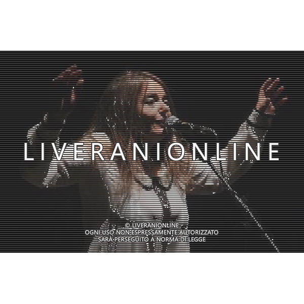 Livorno Nada presenta il suo nuovo disco alla Goldonetta.Occupo Poco Spazio\', il nuovo lavoro di Nada, in uscita a marzo per Santeria (distribuzione Audioglobe), sarà presentato a Livorno il 9 gennaio, alle 21.00, al teatro La Goldonetta. Il concerto della cantante livornese conclude, con un evento di assoluta qualità musicale, le iniziative di “Sonata di Mare”, la fortunata manifestazione promossa dalla Provincia di Livorno e dai Comuni del territorio nell’ambito dell’omonimo programma transfrontaliero. Il disco, coraggioso e affascinante, prosegue l’ originale percorso creativo tra canzone d\'autore, rock\'n\'roll e letteratura di Nada Malanima. La cantante ha, infatti, creato un\'opera di grande intensità, in cui il richiamo alla tradizione musicale italiana (su tutti Piero Ciampi) si fonde allo spirito libero che la contraddistingue. Già capitolo fondamentale nella discografia dell\'artista livornese, \'Occupo Poco Spazio\' contiene dentro il suo guscio stilisticamente elegante un\'energica anima punk che dà vita ad un pop colto e graffiante che sicuramente lascerà il segno nell\'ascoltatore. Suonato in presa diretta da una piccola orchestra di musicisti fra i più apprezzati nel panorama indipendente italiano, qui magistralmente diretti da Enrico Gabrielli, il disco racconta di storie piccole e grandi, di amori silenziosi, di solitudini, di scelte di vita difficili in un mondo che sembra aver dimenticato il significato più vero della parola Anima. Nel concerto Nada sarà accompagnata, come ormai succede da due anni, dai Criminal Jokers, gruppo nato fra Pisa e Livorno, ai quali si aggiungeranno altri musicisti per una formazione inedita composta da: Nada, voce; Francesco Motta, tastiere; Francesco Pellegrini, chitarre; Ugo Nativi, batteria; Tony Cattano, trombone e Luciano Turella, viola. Dal luglio scorso le iniziative di \'Sonata di mare\' hanno animato la provincia di Livorno, in particolare nei comuni di Livorno, Cecina, Piombino e Portoferraio.