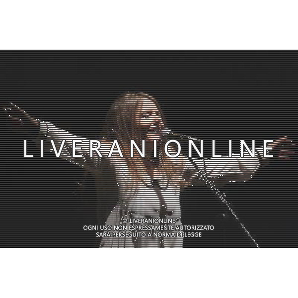 Livorno Nada presenta il suo nuovo disco alla Goldonetta.Occupo Poco Spazio\', il nuovo lavoro di Nada, in uscita a marzo per Santeria (distribuzione Audioglobe), sarà presentato a Livorno il 9 gennaio, alle 21.00, al teatro La Goldonetta. Il concerto della cantante livornese conclude, con un evento di assoluta qualità musicale, le iniziative di “Sonata di Mare”, la fortunata manifestazione promossa dalla Provincia di Livorno e dai Comuni del territorio nell’ambito dell’omonimo programma transfrontaliero. Il disco, coraggioso e affascinante, prosegue l’ originale percorso creativo tra canzone d\'autore, rock\'n\'roll e letteratura di Nada Malanima. La cantante ha, infatti, creato un\'opera di grande intensità, in cui il richiamo alla tradizione musicale italiana (su tutti Piero Ciampi) si fonde allo spirito libero che la contraddistingue. Già capitolo fondamentale nella discografia dell\'artista livornese, \'Occupo Poco Spazio\' contiene dentro il suo guscio stilisticamente elegante un\'energica anima punk che dà vita ad un pop colto e graffiante che sicuramente lascerà il segno nell\'ascoltatore. Suonato in presa diretta da una piccola orchestra di musicisti fra i più apprezzati nel panorama indipendente italiano, qui magistralmente diretti da Enrico Gabrielli, il disco racconta di storie piccole e grandi, di amori silenziosi, di solitudini, di scelte di vita difficili in un mondo che sembra aver dimenticato il significato più vero della parola Anima. Nel concerto Nada sarà accompagnata, come ormai succede da due anni, dai Criminal Jokers, gruppo nato fra Pisa e Livorno, ai quali si aggiungeranno altri musicisti per una formazione inedita composta da: Nada, voce; Francesco Motta, tastiere; Francesco Pellegrini, chitarre; Ugo Nativi, batteria; Tony Cattano, trombone e Luciano Turella, viola. Dal luglio scorso le iniziative di \'Sonata di mare\' hanno animato la provincia di Livorno, in particolare nei comuni di Livorno, Cecina, Piombino e Portoferraio.