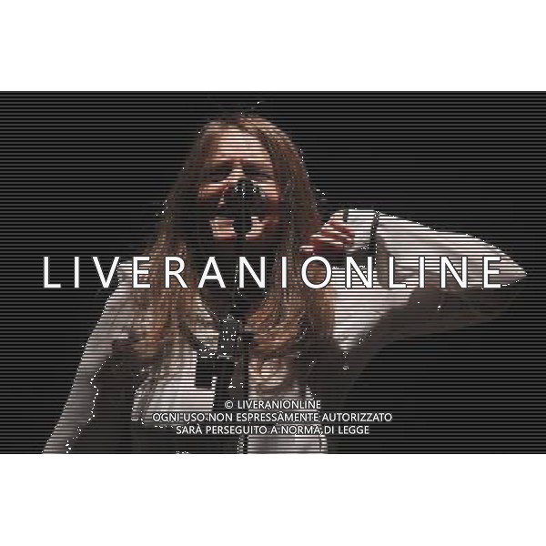 Livorno Nada presenta il suo nuovo disco alla Goldonetta.Occupo Poco Spazio\', il nuovo lavoro di Nada, in uscita a marzo per Santeria (distribuzione Audioglobe), sarà presentato a Livorno il 9 gennaio, alle 21.00, al teatro La Goldonetta. Il concerto della cantante livornese conclude, con un evento di assoluta qualità musicale, le iniziative di “Sonata di Mare”, la fortunata manifestazione promossa dalla Provincia di Livorno e dai Comuni del territorio nell’ambito dell’omonimo programma transfrontaliero. Il disco, coraggioso e affascinante, prosegue l’ originale percorso creativo tra canzone d\'autore, rock\'n\'roll e letteratura di Nada Malanima. La cantante ha, infatti, creato un\'opera di grande intensità, in cui il richiamo alla tradizione musicale italiana (su tutti Piero Ciampi) si fonde allo spirito libero che la contraddistingue. Già capitolo fondamentale nella discografia dell\'artista livornese, \'Occupo Poco Spazio\' contiene dentro il suo guscio stilisticamente elegante un\'energica anima punk che dà vita ad un pop colto e graffiante che sicuramente lascerà il segno nell\'ascoltatore. Suonato in presa diretta da una piccola orchestra di musicisti fra i più apprezzati nel panorama indipendente italiano, qui magistralmente diretti da Enrico Gabrielli, il disco racconta di storie piccole e grandi, di amori silenziosi, di solitudini, di scelte di vita difficili in un mondo che sembra aver dimenticato il significato più vero della parola Anima. Nel concerto Nada sarà accompagnata, come ormai succede da due anni, dai Criminal Jokers, gruppo nato fra Pisa e Livorno, ai quali si aggiungeranno altri musicisti per una formazione inedita composta da: Nada, voce; Francesco Motta, tastiere; Francesco Pellegrini, chitarre; Ugo Nativi, batteria; Tony Cattano, trombone e Luciano Turella, viola. Dal luglio scorso le iniziative di \'Sonata di mare\' hanno animato la provincia di Livorno, in particolare nei comuni di Livorno, Cecina, Piombino e Portoferraio.