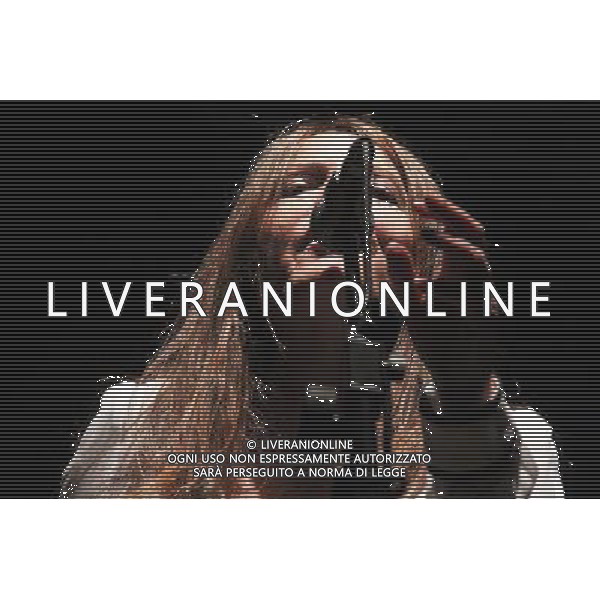 Livorno Nada presenta il suo nuovo disco alla Goldonetta.Occupo Poco Spazio\', il nuovo lavoro di Nada, in uscita a marzo per Santeria (distribuzione Audioglobe), sarà presentato a Livorno il 9 gennaio, alle 21.00, al teatro La Goldonetta. Il concerto della cantante livornese conclude, con un evento di assoluta qualità musicale, le iniziative di “Sonata di Mare”, la fortunata manifestazione promossa dalla Provincia di Livorno e dai Comuni del territorio nell’ambito dell’omonimo programma transfrontaliero. Il disco, coraggioso e affascinante, prosegue l’ originale percorso creativo tra canzone d\'autore, rock\'n\'roll e letteratura di Nada Malanima. La cantante ha, infatti, creato un\'opera di grande intensità, in cui il richiamo alla tradizione musicale italiana (su tutti Piero Ciampi) si fonde allo spirito libero che la contraddistingue. Già capitolo fondamentale nella discografia dell\'artista livornese, \'Occupo Poco Spazio\' contiene dentro il suo guscio stilisticamente elegante un\'energica anima punk che dà vita ad un pop colto e graffiante che sicuramente lascerà il segno nell\'ascoltatore. Suonato in presa diretta da una piccola orchestra di musicisti fra i più apprezzati nel panorama indipendente italiano, qui magistralmente diretti da Enrico Gabrielli, il disco racconta di storie piccole e grandi, di amori silenziosi, di solitudini, di scelte di vita difficili in un mondo che sembra aver dimenticato il significato più vero della parola Anima. Nel concerto Nada sarà accompagnata, come ormai succede da due anni, dai Criminal Jokers, gruppo nato fra Pisa e Livorno, ai quali si aggiungeranno altri musicisti per una formazione inedita composta da: Nada, voce; Francesco Motta, tastiere; Francesco Pellegrini, chitarre; Ugo Nativi, batteria; Tony Cattano, trombone e Luciano Turella, viola. Dal luglio scorso le iniziative di \'Sonata di mare\' hanno animato la provincia di Livorno, in particolare nei comuni di Livorno, Cecina, Piombino e Portoferraio.