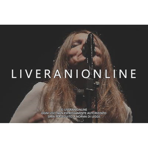 Livorno Nada presenta il suo nuovo disco alla Goldonetta.Occupo Poco Spazio\', il nuovo lavoro di Nada, in uscita a marzo per Santeria (distribuzione Audioglobe), sarà presentato a Livorno il 9 gennaio, alle 21.00, al teatro La Goldonetta. Il concerto della cantante livornese conclude, con un evento di assoluta qualità musicale, le iniziative di “Sonata di Mare”, la fortunata manifestazione promossa dalla Provincia di Livorno e dai Comuni del territorio nell’ambito dell’omonimo programma transfrontaliero. Il disco, coraggioso e affascinante, prosegue l’ originale percorso creativo tra canzone d\'autore, rock\'n\'roll e letteratura di Nada Malanima. La cantante ha, infatti, creato un\'opera di grande intensità, in cui il richiamo alla tradizione musicale italiana (su tutti Piero Ciampi) si fonde allo spirito libero che la contraddistingue. Già capitolo fondamentale nella discografia dell\'artista livornese, \'Occupo Poco Spazio\' contiene dentro il suo guscio stilisticamente elegante un\'energica anima punk che dà vita ad un pop colto e graffiante che sicuramente lascerà il segno nell\'ascoltatore. Suonato in presa diretta da una piccola orchestra di musicisti fra i più apprezzati nel panorama indipendente italiano, qui magistralmente diretti da Enrico Gabrielli, il disco racconta di storie piccole e grandi, di amori silenziosi, di solitudini, di scelte di vita difficili in un mondo che sembra aver dimenticato il significato più vero della parola Anima. Nel concerto Nada sarà accompagnata, come ormai succede da due anni, dai Criminal Jokers, gruppo nato fra Pisa e Livorno, ai quali si aggiungeranno altri musicisti per una formazione inedita composta da: Nada, voce; Francesco Motta, tastiere; Francesco Pellegrini, chitarre; Ugo Nativi, batteria; Tony Cattano, trombone e Luciano Turella, viola. Dal luglio scorso le iniziative di \'Sonata di mare\' hanno animato la provincia di Livorno, in particolare nei comuni di Livorno, Cecina, Piombino e Portoferraio.