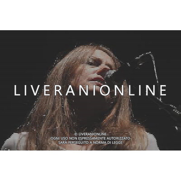 Livorno Nada presenta il suo nuovo disco alla Goldonetta.Occupo Poco Spazio\', il nuovo lavoro di Nada, in uscita a marzo per Santeria (distribuzione Audioglobe), sarà presentato a Livorno il 9 gennaio, alle 21.00, al teatro La Goldonetta. Il concerto della cantante livornese conclude, con un evento di assoluta qualità musicale, le iniziative di “Sonata di Mare”, la fortunata manifestazione promossa dalla Provincia di Livorno e dai Comuni del territorio nell’ambito dell’omonimo programma transfrontaliero. Il disco, coraggioso e affascinante, prosegue l’ originale percorso creativo tra canzone d\'autore, rock\'n\'roll e letteratura di Nada Malanima. La cantante ha, infatti, creato un\'opera di grande intensità, in cui il richiamo alla tradizione musicale italiana (su tutti Piero Ciampi) si fonde allo spirito libero che la contraddistingue. Già capitolo fondamentale nella discografia dell\'artista livornese, \'Occupo Poco Spazio\' contiene dentro il suo guscio stilisticamente elegante un\'energica anima punk che dà vita ad un pop colto e graffiante che sicuramente lascerà il segno nell\'ascoltatore. Suonato in presa diretta da una piccola orchestra di musicisti fra i più apprezzati nel panorama indipendente italiano, qui magistralmente diretti da Enrico Gabrielli, il disco racconta di storie piccole e grandi, di amori silenziosi, di solitudini, di scelte di vita difficili in un mondo che sembra aver dimenticato il significato più vero della parola Anima. Nel concerto Nada sarà accompagnata, come ormai succede da due anni, dai Criminal Jokers, gruppo nato fra Pisa e Livorno, ai quali si aggiungeranno altri musicisti per una formazione inedita composta da: Nada, voce; Francesco Motta, tastiere; Francesco Pellegrini, chitarre; Ugo Nativi, batteria; Tony Cattano, trombone e Luciano Turella, viola. Dal luglio scorso le iniziative di \'Sonata di mare\' hanno animato la provincia di Livorno, in particolare nei comuni di Livorno, Cecina, Piombino e Portoferraio.