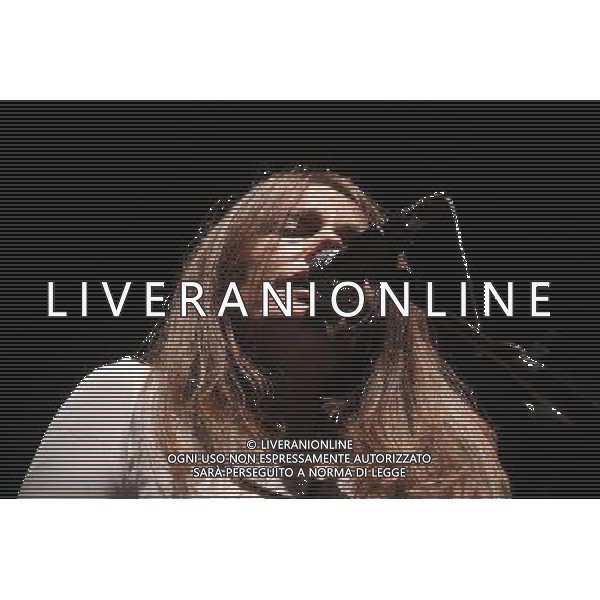 Livorno Nada presenta il suo nuovo disco alla Goldonetta.Occupo Poco Spazio\', il nuovo lavoro di Nada, in uscita a marzo per Santeria (distribuzione Audioglobe), sarà presentato a Livorno il 9 gennaio, alle 21.00, al teatro La Goldonetta. Il concerto della cantante livornese conclude, con un evento di assoluta qualità musicale, le iniziative di “Sonata di Mare”, la fortunata manifestazione promossa dalla Provincia di Livorno e dai Comuni del territorio nell’ambito dell’omonimo programma transfrontaliero. Il disco, coraggioso e affascinante, prosegue l’ originale percorso creativo tra canzone d\'autore, rock\'n\'roll e letteratura di Nada Malanima. La cantante ha, infatti, creato un\'opera di grande intensità, in cui il richiamo alla tradizione musicale italiana (su tutti Piero Ciampi) si fonde allo spirito libero che la contraddistingue. Già capitolo fondamentale nella discografia dell\'artista livornese, \'Occupo Poco Spazio\' contiene dentro il suo guscio stilisticamente elegante un\'energica anima punk che dà vita ad un pop colto e graffiante che sicuramente lascerà il segno nell\'ascoltatore. Suonato in presa diretta da una piccola orchestra di musicisti fra i più apprezzati nel panorama indipendente italiano, qui magistralmente diretti da Enrico Gabrielli, il disco racconta di storie piccole e grandi, di amori silenziosi, di solitudini, di scelte di vita difficili in un mondo che sembra aver dimenticato il significato più vero della parola Anima. Nel concerto Nada sarà accompagnata, come ormai succede da due anni, dai Criminal Jokers, gruppo nato fra Pisa e Livorno, ai quali si aggiungeranno altri musicisti per una formazione inedita composta da: Nada, voce; Francesco Motta, tastiere; Francesco Pellegrini, chitarre; Ugo Nativi, batteria; Tony Cattano, trombone e Luciano Turella, viola. Dal luglio scorso le iniziative di \'Sonata di mare\' hanno animato la provincia di Livorno, in particolare nei comuni di Livorno, Cecina, Piombino e Portoferraio.