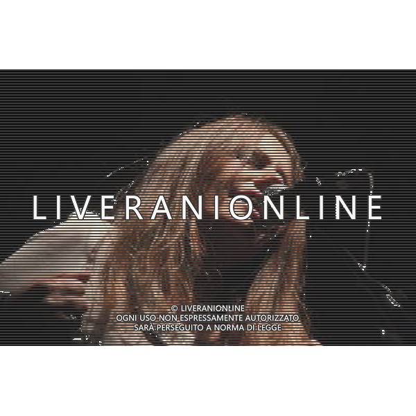 Livorno Nada presenta il suo nuovo disco alla Goldonetta.Occupo Poco Spazio\', il nuovo lavoro di Nada, in uscita a marzo per Santeria (distribuzione Audioglobe), sarà presentato a Livorno il 9 gennaio, alle 21.00, al teatro La Goldonetta. Il concerto della cantante livornese conclude, con un evento di assoluta qualità musicale, le iniziative di “Sonata di Mare”, la fortunata manifestazione promossa dalla Provincia di Livorno e dai Comuni del territorio nell’ambito dell’omonimo programma transfrontaliero. Il disco, coraggioso e affascinante, prosegue l’ originale percorso creativo tra canzone d\'autore, rock\'n\'roll e letteratura di Nada Malanima. La cantante ha, infatti, creato un\'opera di grande intensità, in cui il richiamo alla tradizione musicale italiana (su tutti Piero Ciampi) si fonde allo spirito libero che la contraddistingue. Già capitolo fondamentale nella discografia dell\'artista livornese, \'Occupo Poco Spazio\' contiene dentro il suo guscio stilisticamente elegante un\'energica anima punk che dà vita ad un pop colto e graffiante che sicuramente lascerà il segno nell\'ascoltatore. Suonato in presa diretta da una piccola orchestra di musicisti fra i più apprezzati nel panorama indipendente italiano, qui magistralmente diretti da Enrico Gabrielli, il disco racconta di storie piccole e grandi, di amori silenziosi, di solitudini, di scelte di vita difficili in un mondo che sembra aver dimenticato il significato più vero della parola Anima. Nel concerto Nada sarà accompagnata, come ormai succede da due anni, dai Criminal Jokers, gruppo nato fra Pisa e Livorno, ai quali si aggiungeranno altri musicisti per una formazione inedita composta da: Nada, voce; Francesco Motta, tastiere; Francesco Pellegrini, chitarre; Ugo Nativi, batteria; Tony Cattano, trombone e Luciano Turella, viola. Dal luglio scorso le iniziative di \'Sonata di mare\' hanno animato la provincia di Livorno, in particolare nei comuni di Livorno, Cecina, Piombino e Portoferraio.