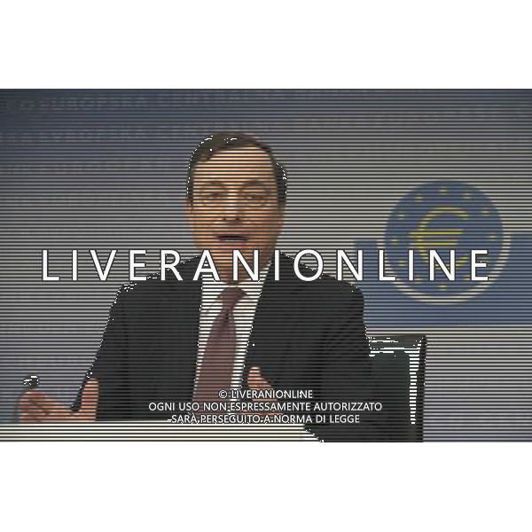 (140109) -- FRANKFURT, Jan. 9, 2014 () -- European Central Bank (ECB) President Mario Draghi attends the ECB news conference in Frankfurt, Germany, January 9, 2014. The European Central Bank said on Thursday it was determined to use all available tools to prevent inflation falling too low, but left interest rates unchanged to facilitate the economic recovery of Euro land. (/Shen Zhengning) (yxb) AG ALDO LIVERANI SAS ONLY ITALY