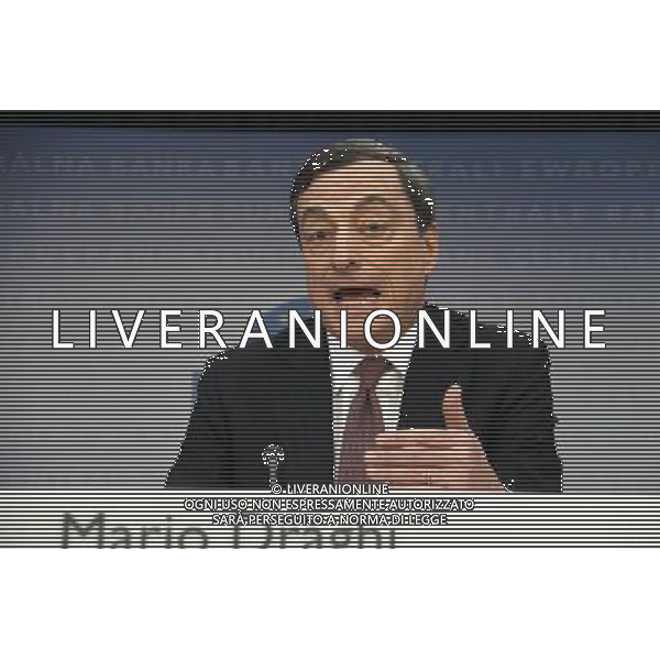 (140109) -- FRANKFURT, Jan. 9, 2014 () -- European Central Bank (ECB) President Mario Draghi attends the ECB news conference in Frankfurt, Germany, January 9, 2014. The European Central Bank said on Thursday it was determined to use all available tools to prevent inflation falling too low, but left interest rates unchanged to facilitate the economic recovery of Euro land. (/Shen Zhengning) (yxb) AG ALDO LIVERANI SAS ONLY ITALY