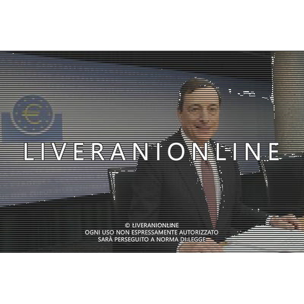 (140109) -- FRANKFURT, Jan. 9, 2014 () -- European Central Bank (ECB) President Mario Draghi attends the ECB news conference in Frankfurt, Germany, January 9, 2014. The European Central Bank said on Thursday it was determined to use all available tools to prevent inflation falling too low, but left interest rates unchanged to facilitate the economic recovery of Euro land. (/Shen Zhengning) (yxb) AG ALDO LIVERANI SAS ONLY ITALY