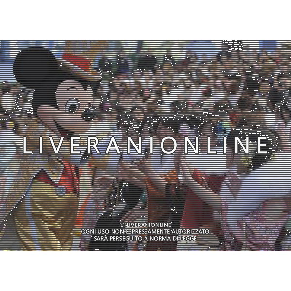 (140113) -- TOKYO, Jan. 13, 2014 () -- Young girls dressed in traditional kimonos attend the annual Coming-of-Age Day ceremony at the Tokyo Disneyland in Urayasu, suburban Tokyo, Japan, Jan. 13, 2014. People who turned 20-year-old take part in the annual Coming-of-Age Day ceremony on the second Monday of January in Japan.(/Stringer) ©PHOTOHSOT/AGENZIA ALDO LIVERANI SAS - ITALY ONLY - EDITORIAL USE ONLY - Giovani ragazze vestite in kimono tradizionali che hanno compiuto 20 anni prendono parte alla cerimonia annuale Coming-of-Age Day in Giappone, 13 gennaio 2014