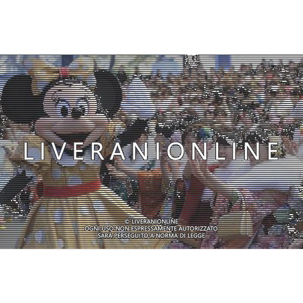 (140113) -- TOKYO, Jan. 13, 2014 () -- Young girls dressed in traditional kimonos attend the annual Coming-of-Age Day ceremony at the Tokyo Disneyland in Urayasu, suburban Tokyo, Japan, Jan. 13, 2014. People who turned 20-year-old take part in the annual Coming-of-Age Day ceremony on the second Monday of January in Japan.(/Stringer) ©PHOTOHSOT/AGENZIA ALDO LIVERANI SAS - ITALY ONLY - EDITORIAL USE ONLY - Giovani ragazze vestite in kimono tradizionali che hanno compiuto 20 anni prendono parte alla cerimonia annuale Coming-of-Age Day in Giappone, 13 gennaio 2014
