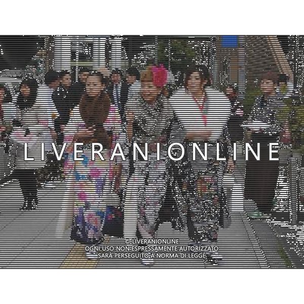 (140113) -- OSAKA, Jan. 13, 2014 () -- Young girls dressed in traditional kimonos attend the annual Coming-of-Age Day ceremony held at Osaka, Japan, Jan. 13, 2014. People who turned 20-year-old take part in the annual Coming-of-Age Day ceremony on the second Monday of January in Japan.(/Ma Xinghua)(axy) ©PHOTOHSOT/AGENZIA ALDO LIVERANI SAS - ITALY ONLY - EDITORIAL USE ONLY - Giovani ragazze vestite in kimono tradizionali che hanno compiuto 20 anni prendono parte alla cerimonia annuale Coming-of-Age Day in Giappone, 13 gennaio 2014