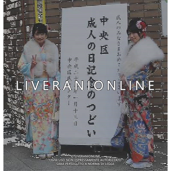 (140113) -- OSAKA, Jan. 13, 2014 () -- Young girls dressed in traditional kimonos pose for photos during the annual Coming-of-Age Day ceremony held at Osaka, Japan, Jan. 13, 2014. People who turned 20-year-old take part in the annual Coming-of-Age Day ceremony on the second Monday of January in Japan.(/Ma Xinghua)(axy) ©PHOTOHSOT/AGENZIA ALDO LIVERANI SAS - ITALY ONLY - EDITORIAL USE ONLY - Giovani ragazze vestite in kimono tradizionali che hanno compiuto 20 anni prendono parte alla cerimonia annuale Coming-of-Age Day in Giappone, 13 gennaio 2014