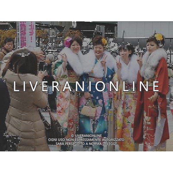(140113) -- OSAKA, Jan. 13, 2014 () -- Young girls dressed in traditional kimonos pose for photos during the annual Coming-of-Age Day ceremony held at Osaka, Japan, Jan. 13, 2014. People who turned 20-year-old take part in the annual Coming-of-Age Day ceremony on the second Monday of January in Japan.(/Ma Xinghua)(axy) ©PHOTOHSOT/AGENZIA ALDO LIVERANI SAS - ITALY ONLY - EDITORIAL USE ONLY - Giovani ragazze vestite in kimono tradizionali che hanno compiuto 20 anni prendono parte alla cerimonia annuale Coming-of-Age Day in Giappone, 13 gennaio 2014