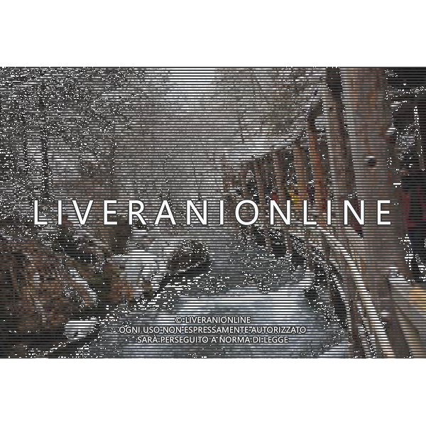 (140114) -- JIUZHAIGOU, Jan. 14, 2014 () -- Tourists visit the Jiuzhaigou Valley, southwest China\'s Sichuan Province, Jan. 12, 2014. (/Xue Yubin) (wf) ©photoshot/AGENZIA ALDO LIVERANI SAS - ITALY ONLY - Lo scenario della Cascata Nuorilang ghiacciata nella Valle del Jiuzhaigou, sud-ovest della Cina provincia di Sichuan 13 gennaio 2014