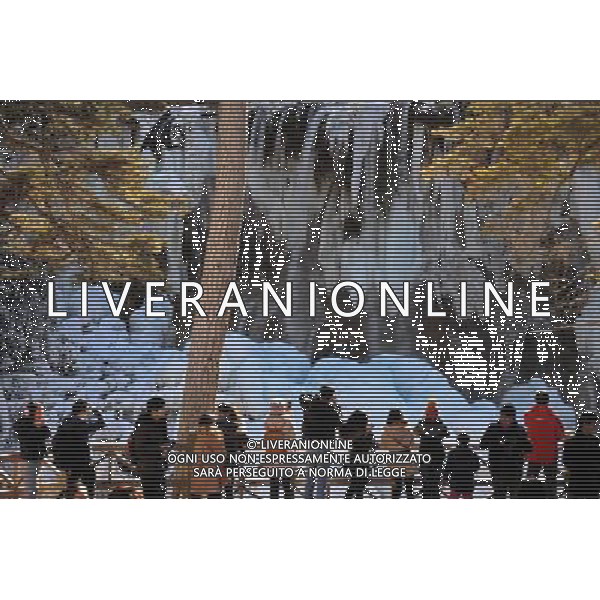 (140114) -- JIUZHAIGOU, Jan. 14, 2014 () -- Tourists visit the frozen Nuorilang Waterfall in the Jiuzhaigou Valley, southwest China\'s Sichuan Province, Jan. 13, 2014. (/Xue Yubin) (wf) ©photoshot/AGENZIA ALDO LIVERANI SAS - ITALY ONLY - Lo scenario della Cascata Nuorilang ghiacciata nella Valle del Jiuzhaigou, sud-ovest della Cina provincia di Sichuan 13 gennaio 2014