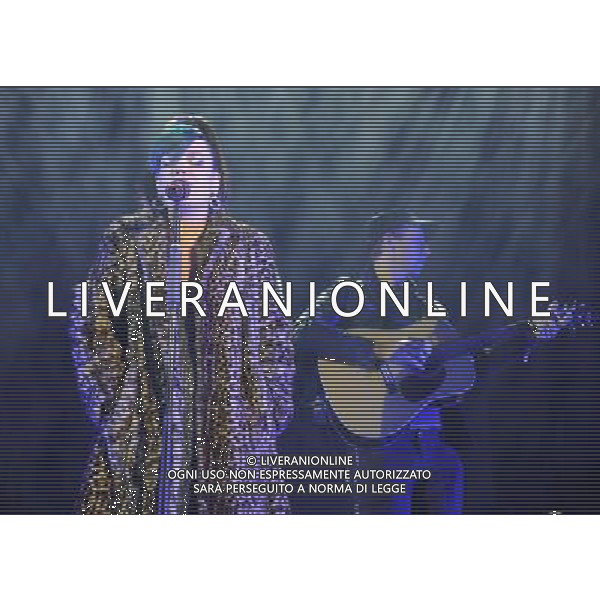  Lily Allen and Chris Martin on stage at the \'Under 1 Roof\' concert, held at Hammersmith Apollo, London, on Thursday December 19, 2013. AG ALDO LIVERANI SAS ONLY ITALY