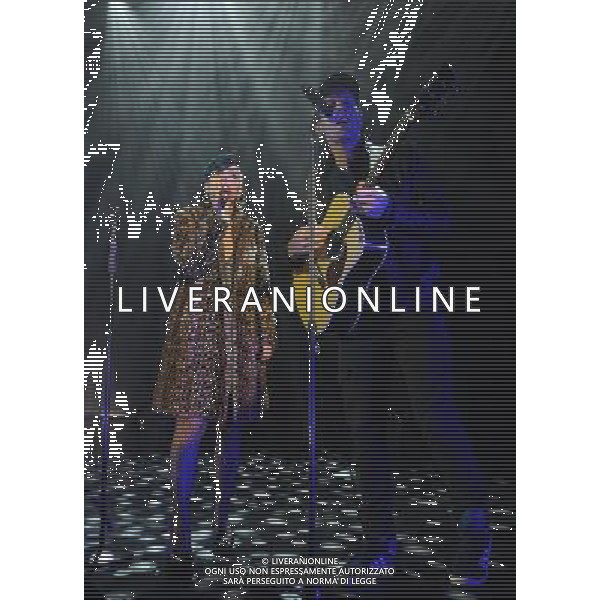  Lily Allen and Chris Martin on stage at the \'Under 1 Roof\' concert, held at Hammersmith Apollo, London, on Thursday December 19, 2013. AG ALDO LIVERANI SAS ONLY ITALY