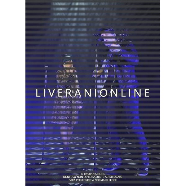  Lily Allen and Chris Martin on stage at the \'Under 1 Roof\' concert, held at Hammersmith Apollo, London, on Thursday December 19, 2013. AG ALDO LIVERANI SAS ONLY ITALY