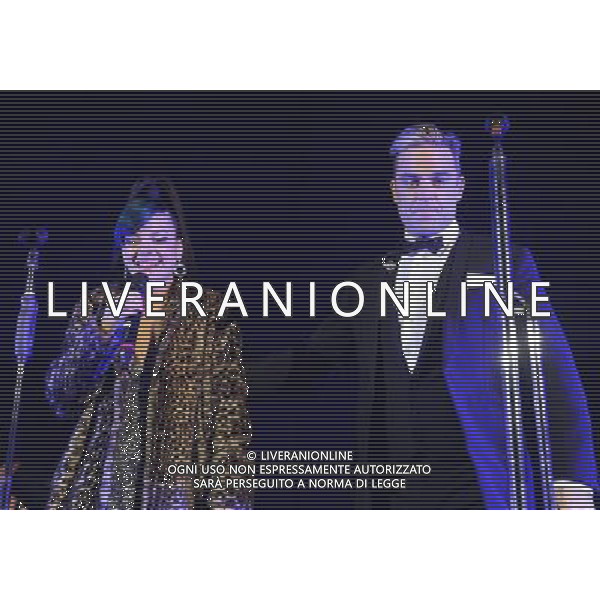  Lily Allen and Robbie Williams on stage at the \'Under 1 Roof\' concert, held at Hammersmith Apollo, London, on Thursday December 19, 2013. AG ALDO LIVERANI SAS ONLY ITALY